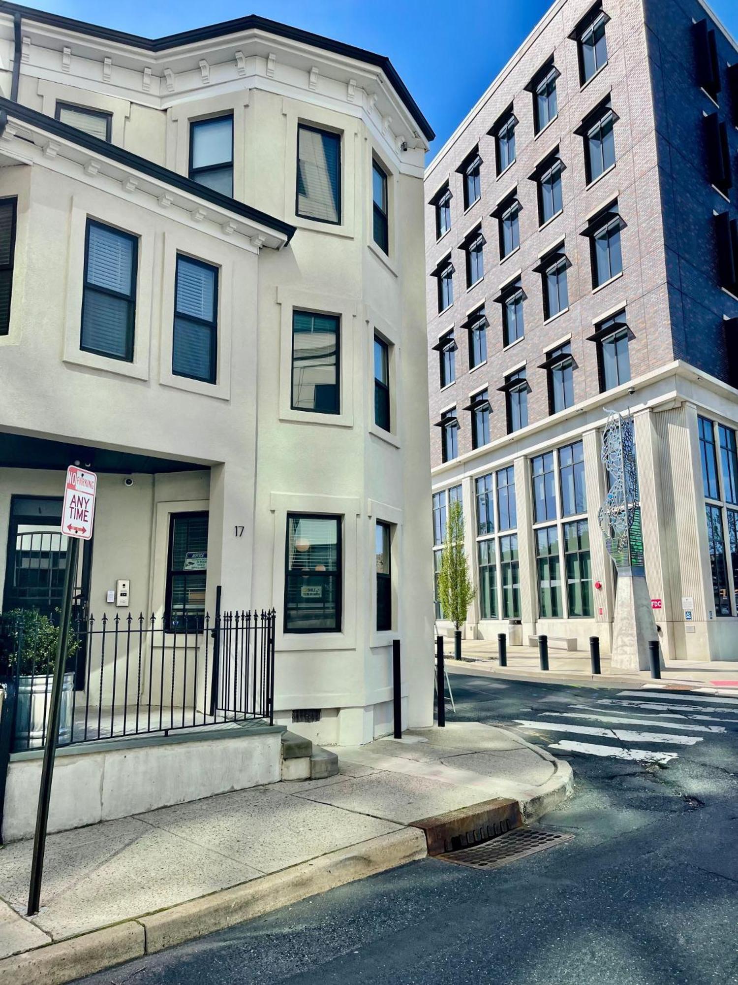 Modern Fully Renovated Suite & Loft In Downtown 特伦顿 外观 照片